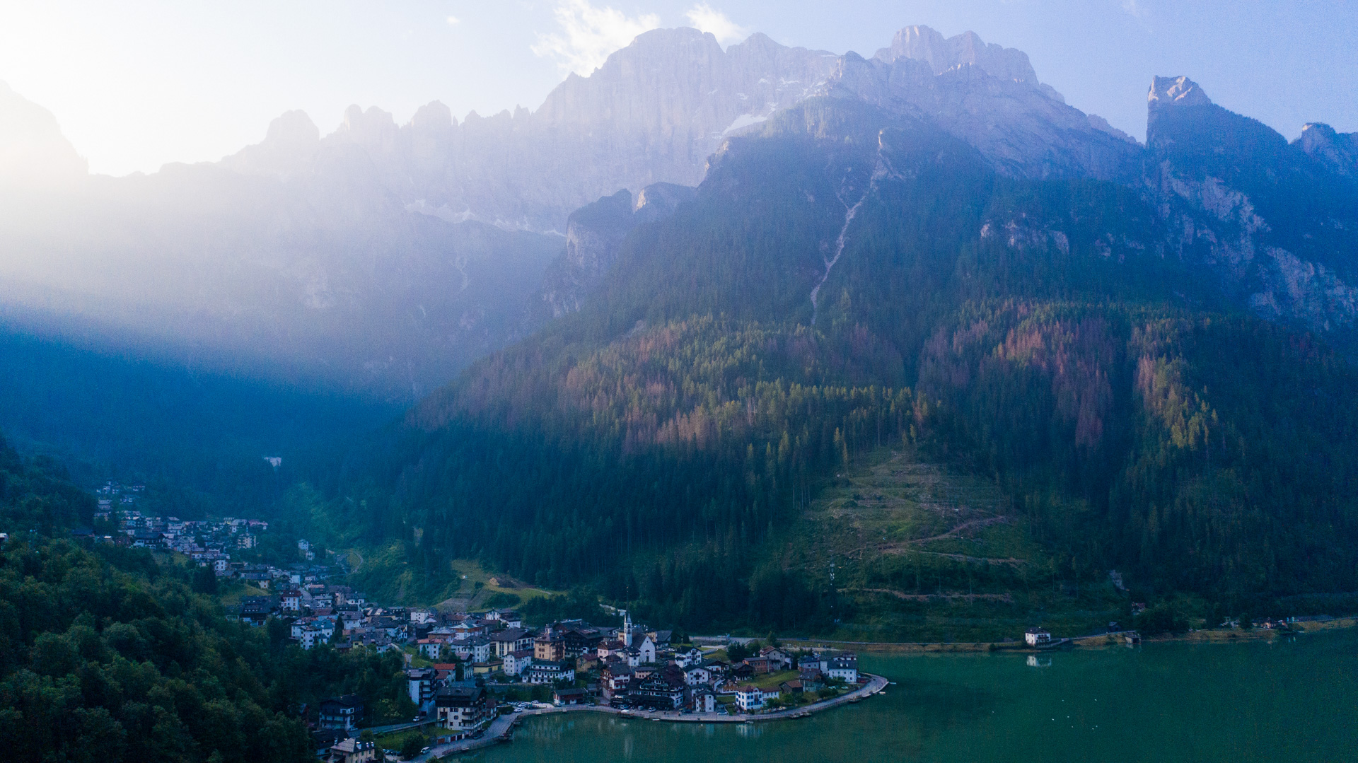 la ville et le lac d'Alleghe, avec les Dolomites en arrière plan