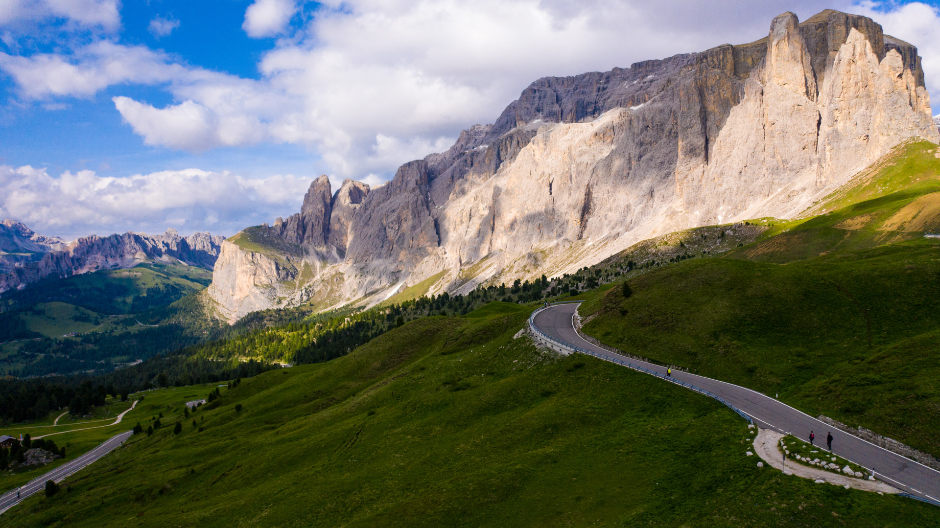 col cycliste avec en arrière plan la chaîne de montagnes des Dolomites.