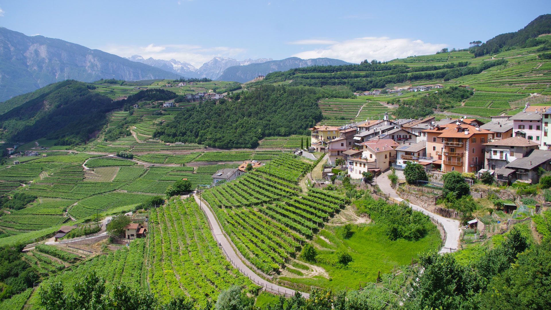 vue sur le petit village de Giovo, situé dans la province du Trentin