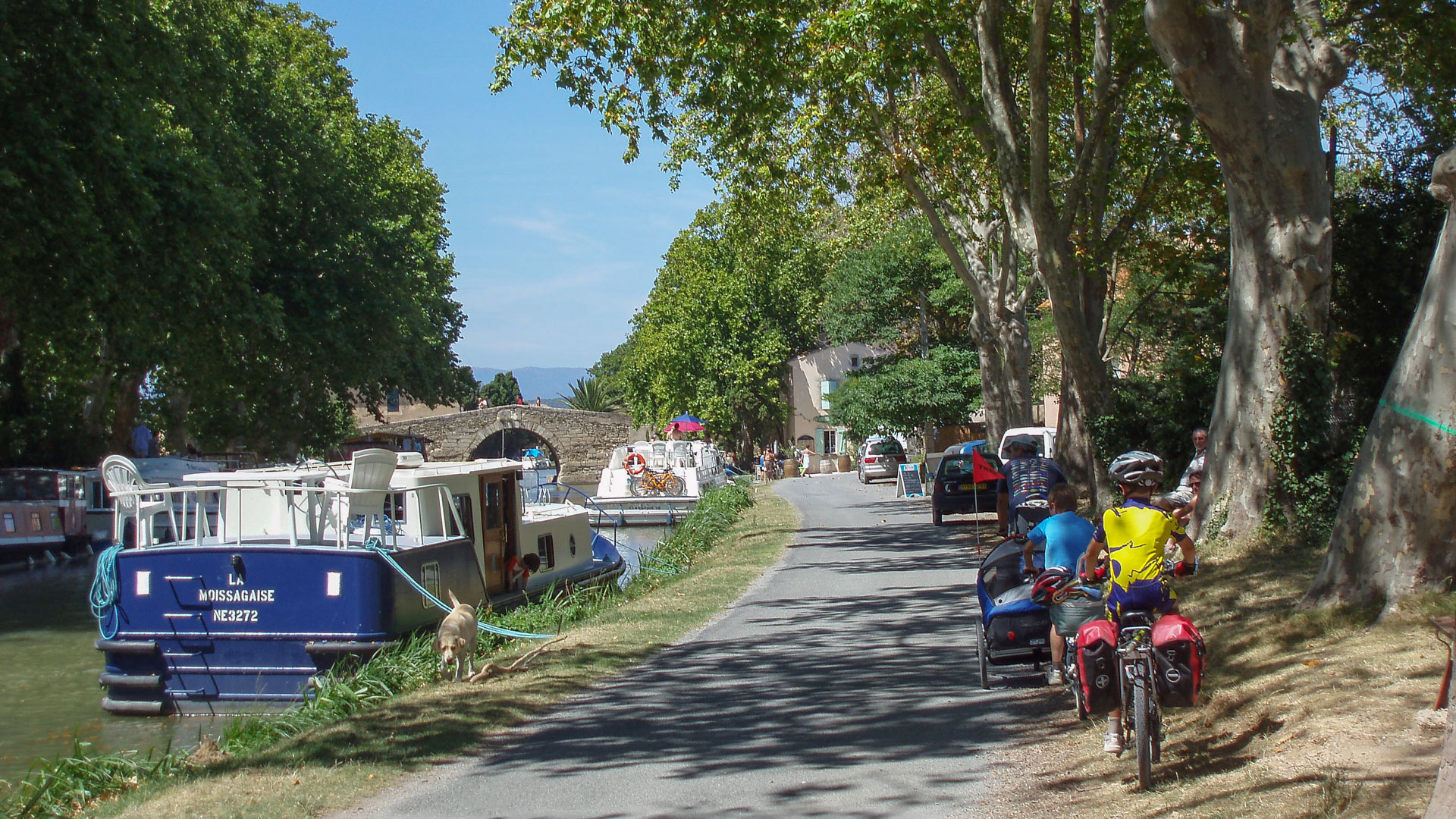 enfants à vélo sur le Canal du midi