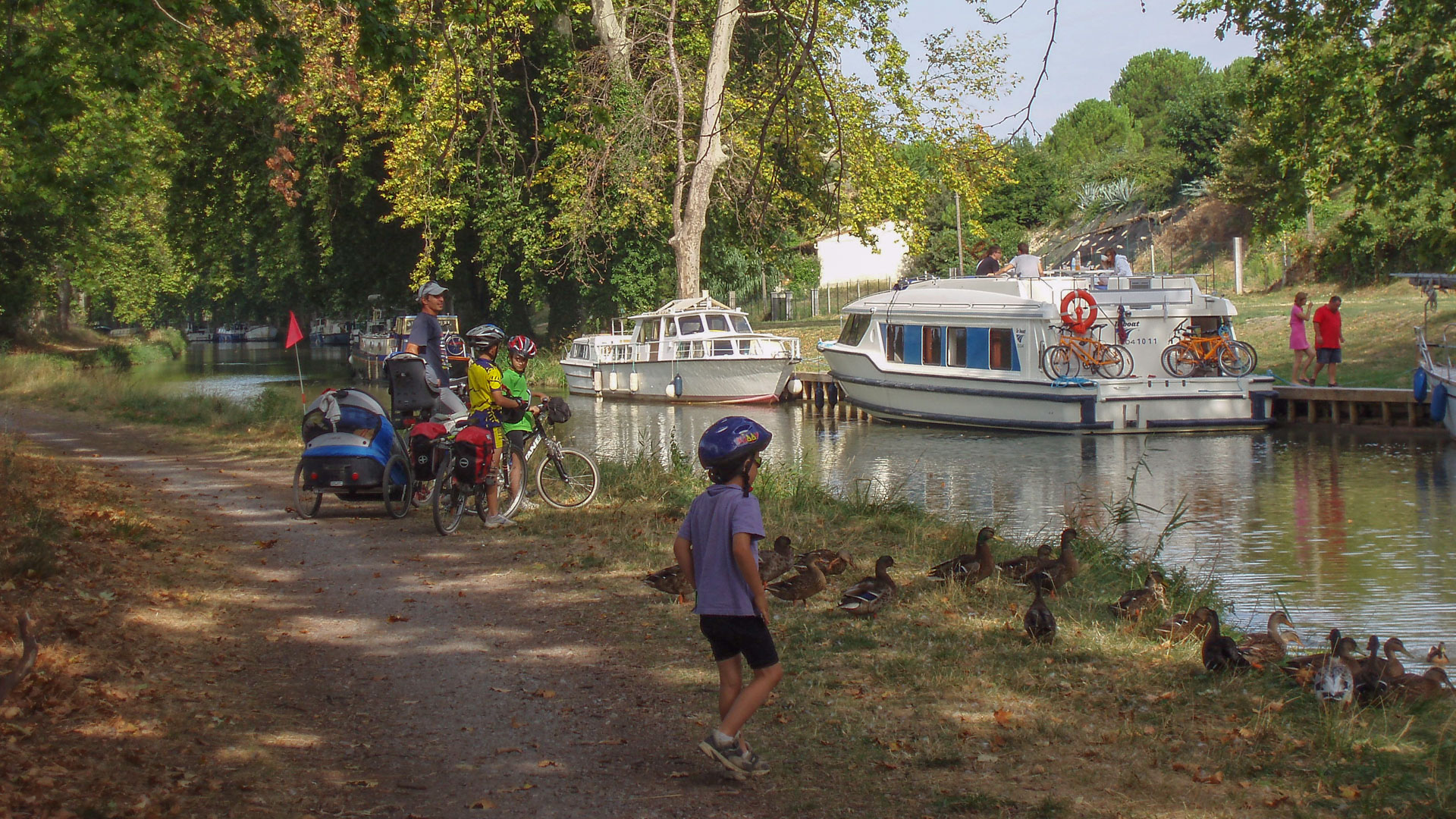 famille à vélo faisant une pause le long du canal