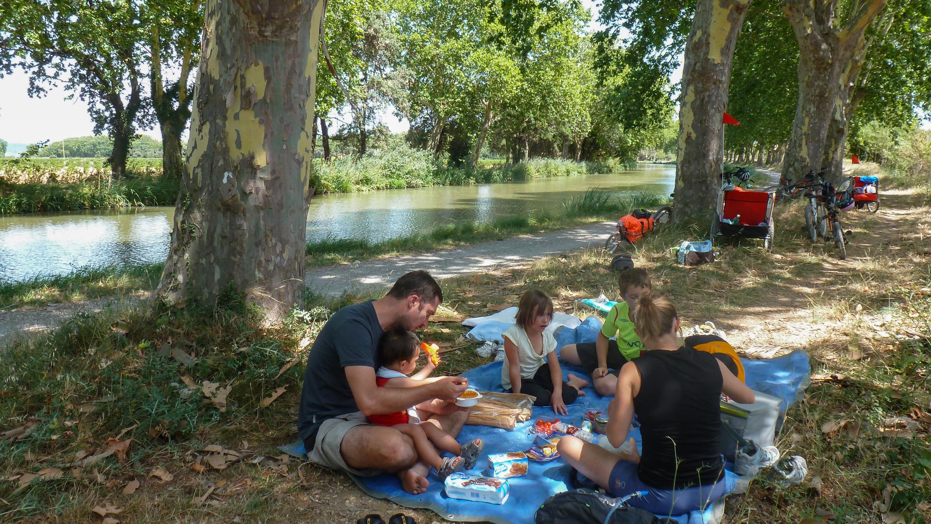 pique-nique en famille le long du Canal du midi