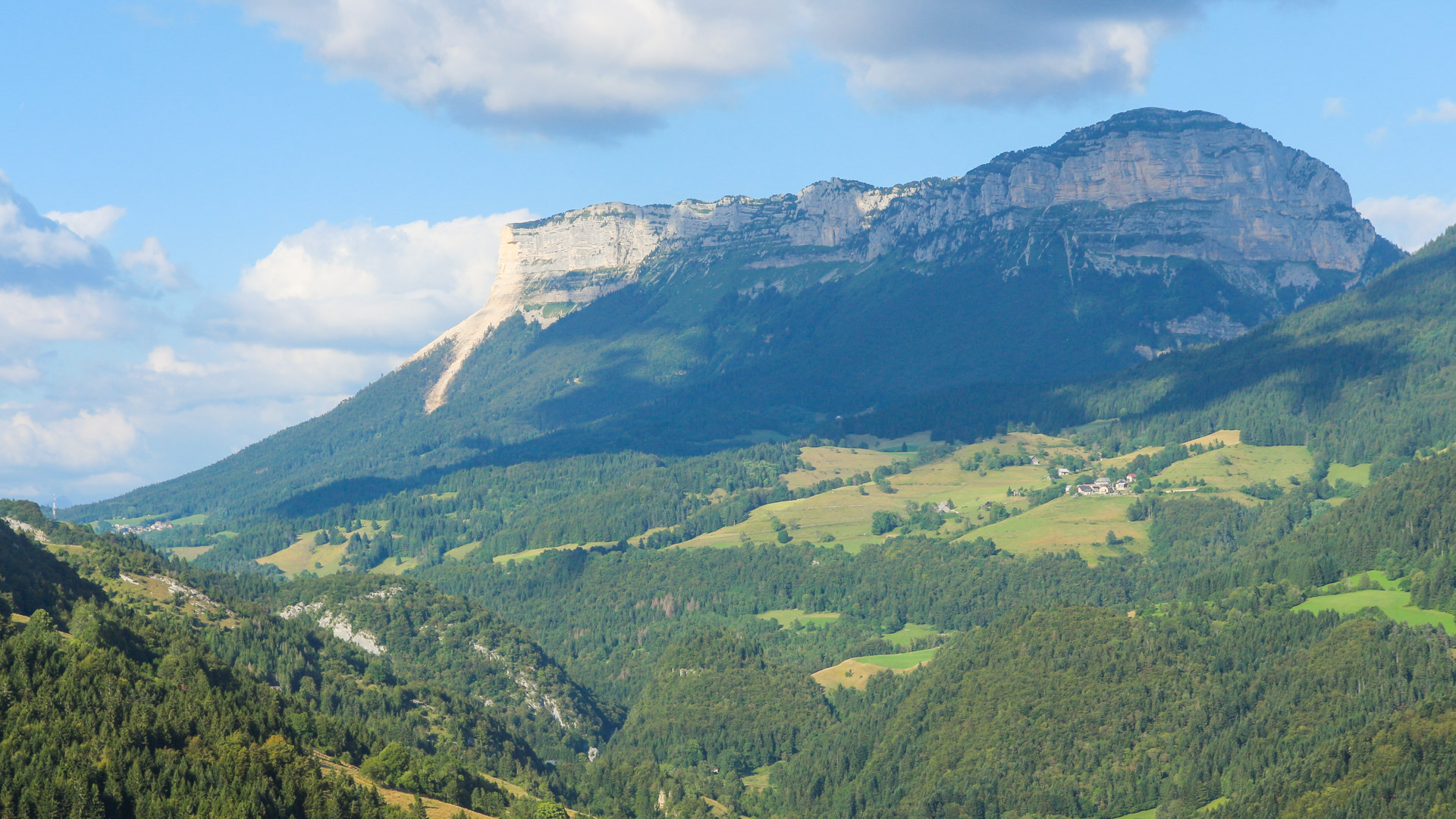 vue panoramique sur le Granier et la vallée des Entremonts