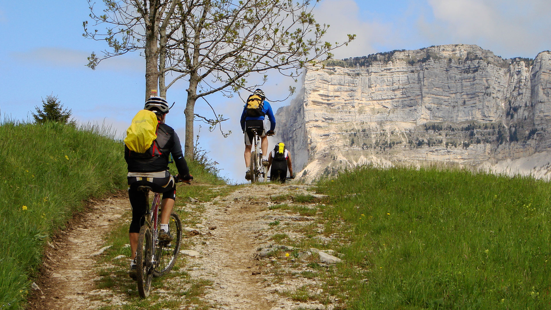 3 VTT au sommet d'une montée avec vue sur le pilier du Mont Granier