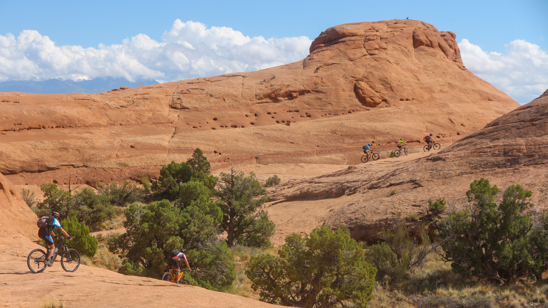 le Colorado coule au pied des paysages désertiques de Moab