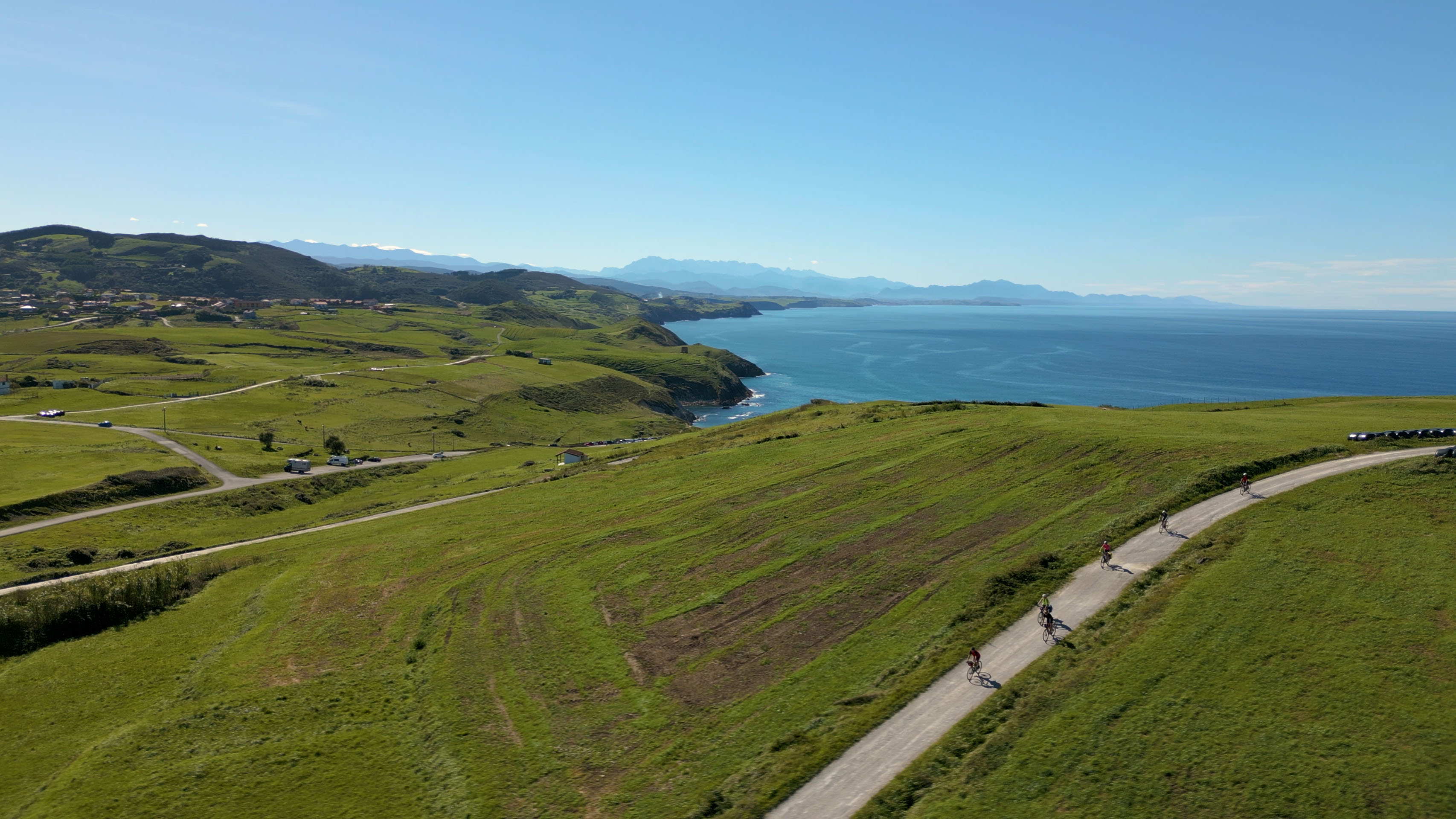 vue aérienne sur un chemin gravel proche de la côte atlantique de Llanes et ses falaises