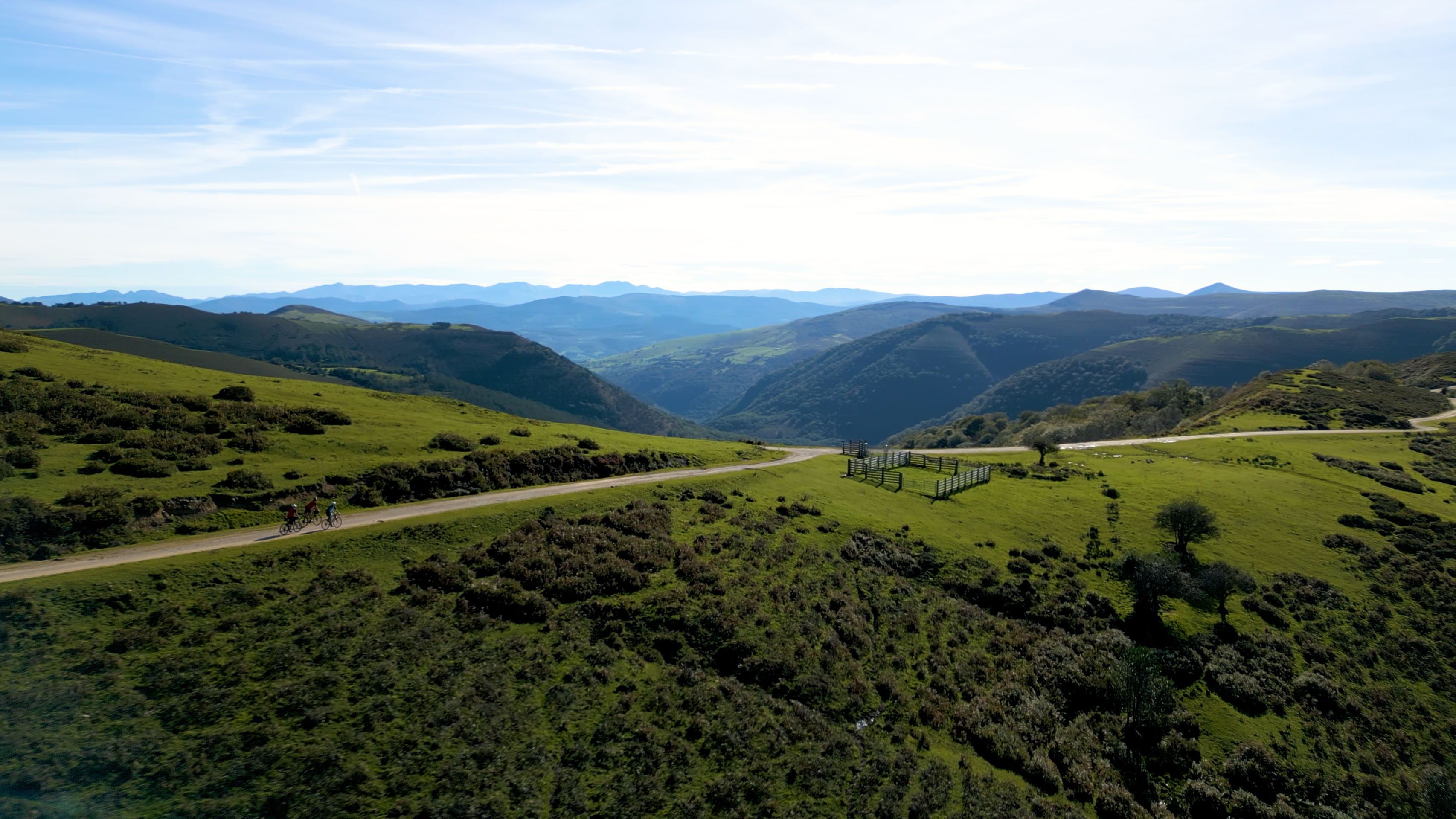 petite piste gravel perdue dans la campagne asturienne