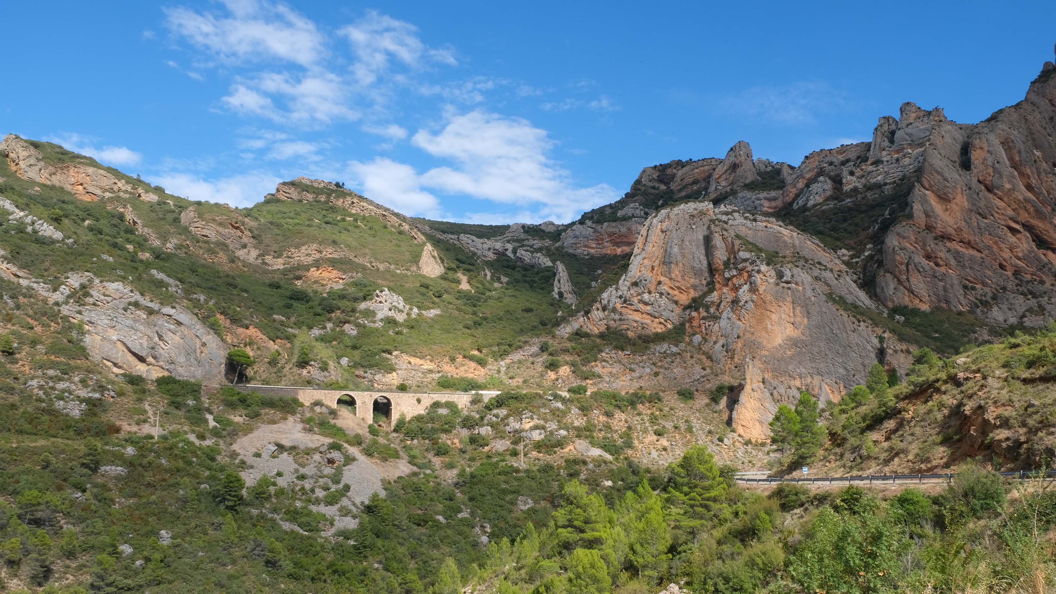 route qui passe au cœur d'un massif montagneux de pierre rouge, dans l'Aragon