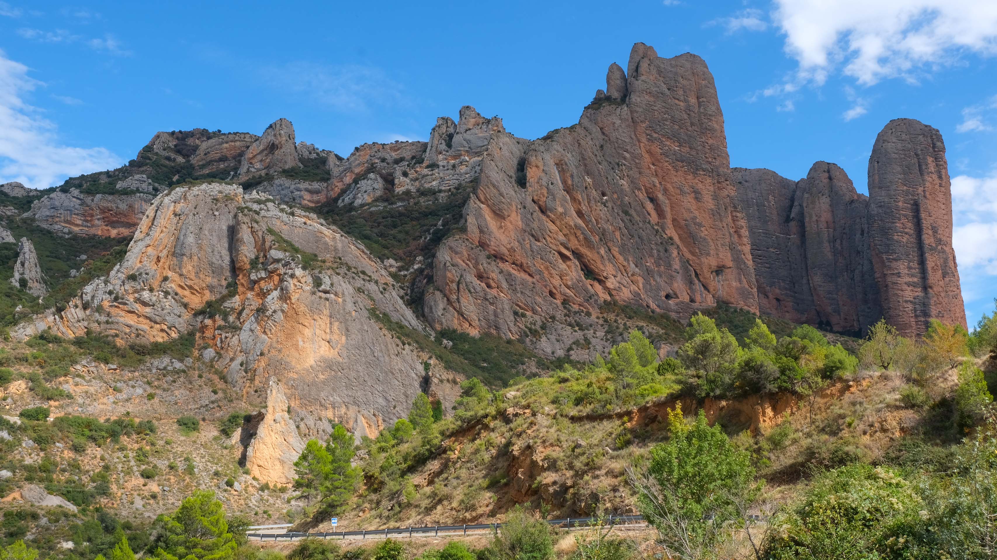 vue sur les Mallos de Riglos avec ses monolithes oranges, un site géologique situé en Aragon