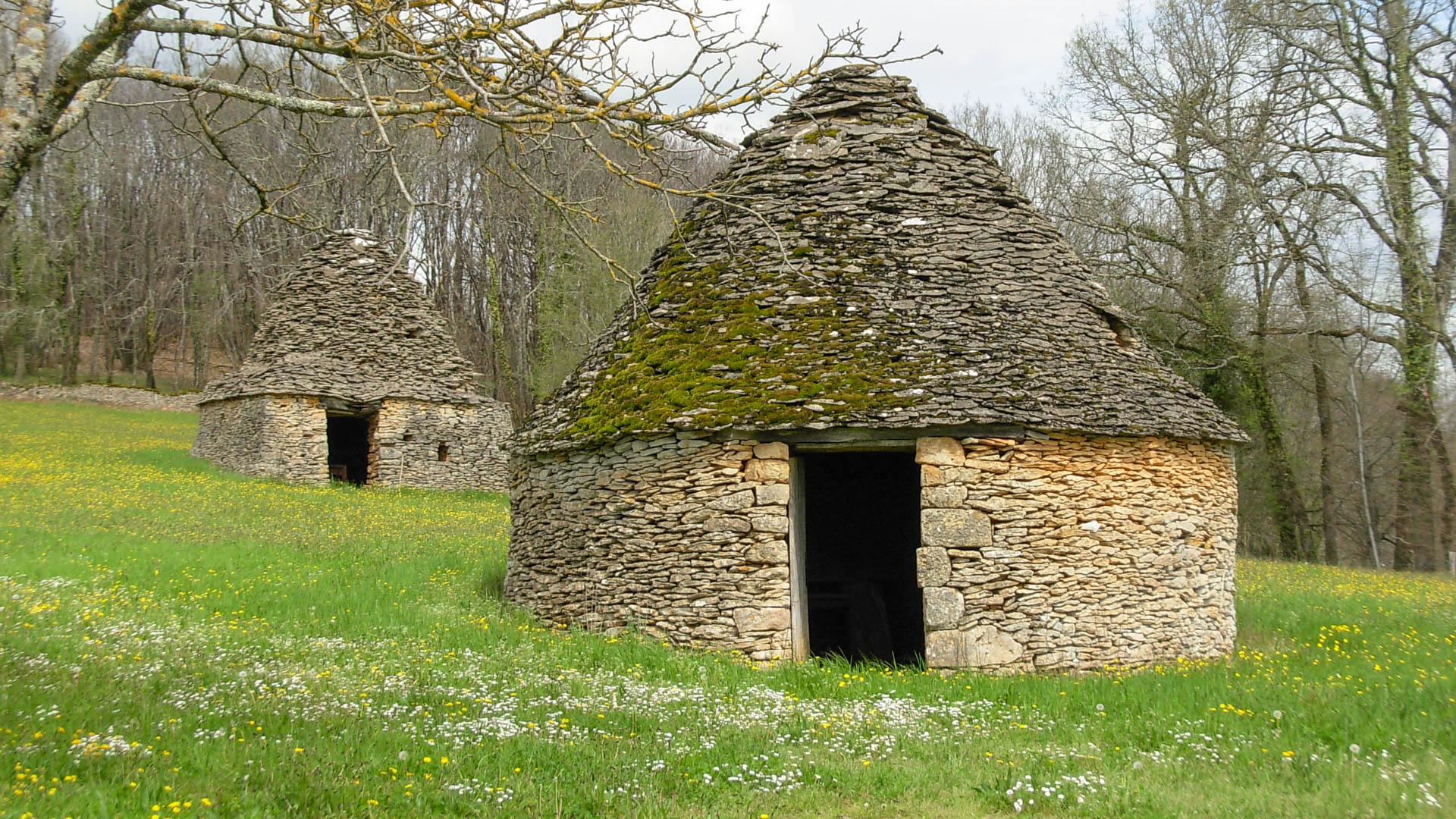 cabanes sèches près du château de Puymartin en Dordogne