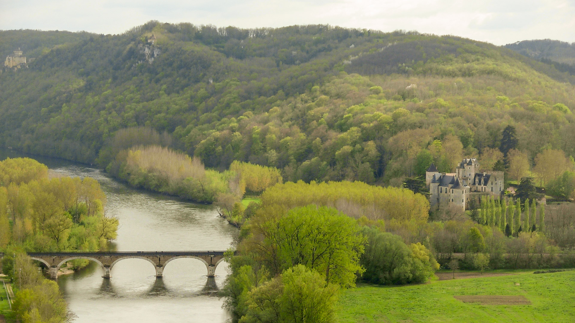 panorama à vélo sur la Dordogne, château et pont