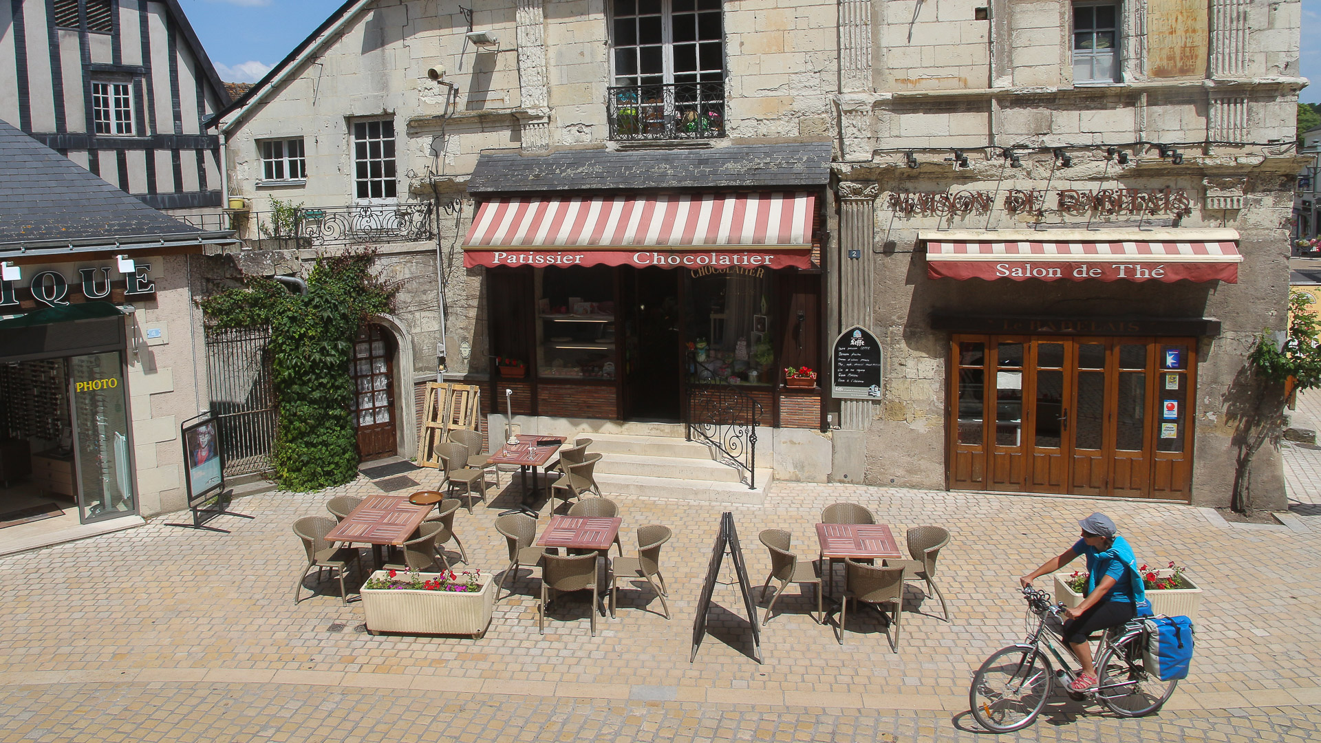 un vélo dans les rues typiques de Langeais