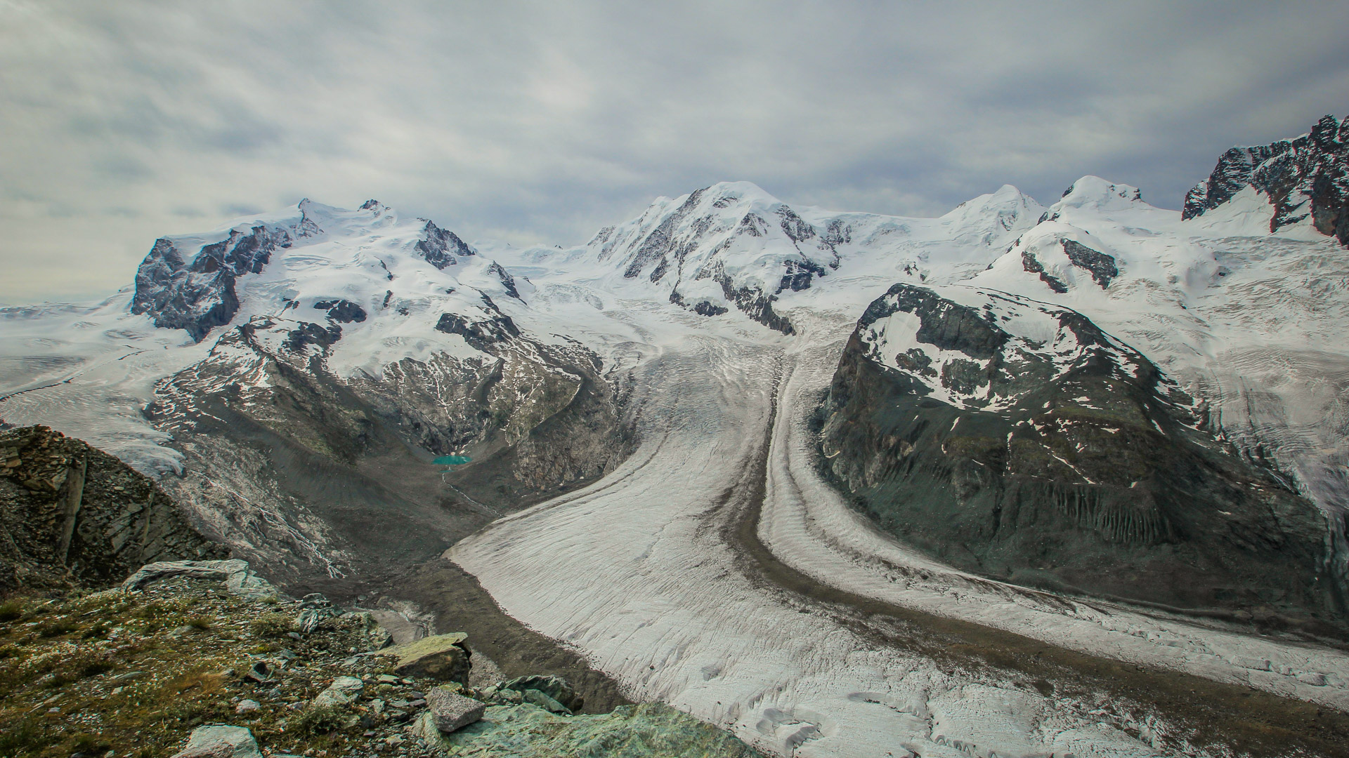 dans le massif du Cervin, un glacier au pied de sommets minéraux