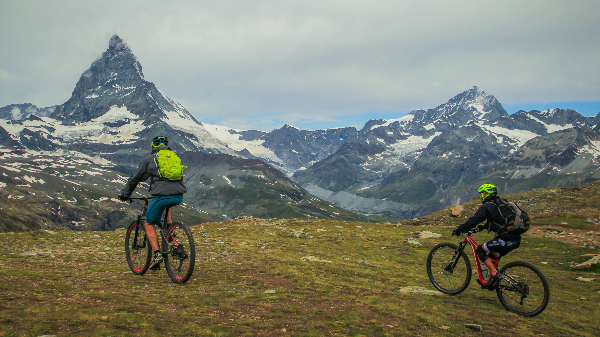 le Cervin se découpe à l'arrière plan de deux VTT