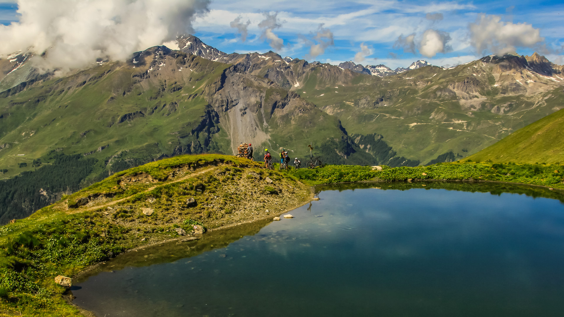 joli lac alpin devant des VTT à l'arrêt