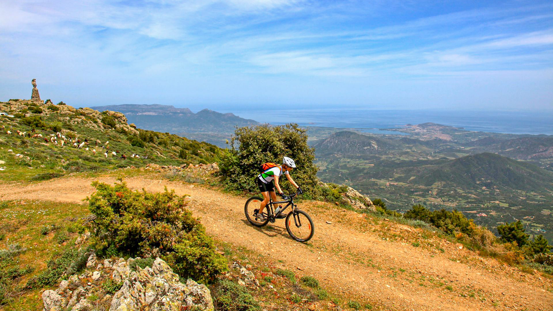 une piste empruntée par un VTT sur le plateau de l'Ogliastra