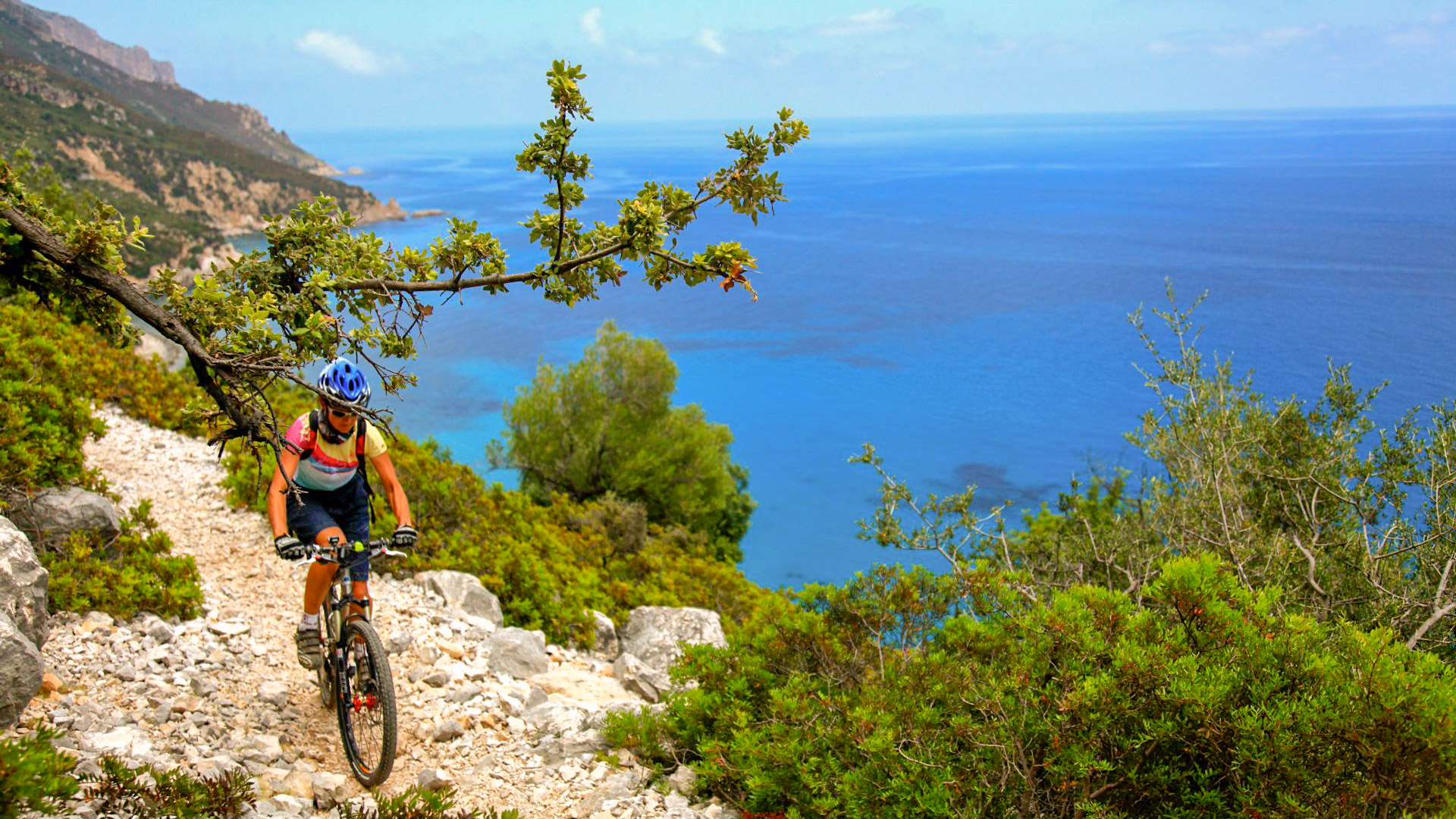 un VTT passe en bord de mer