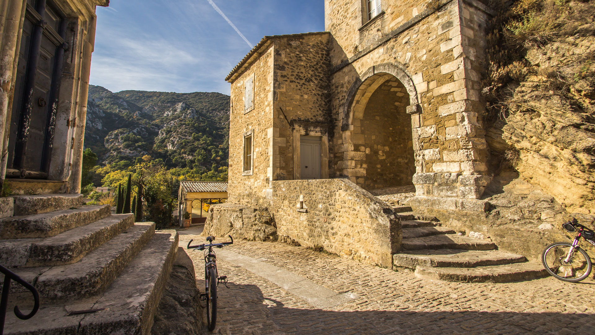 vélo dans un joli village de pierre du Luberon