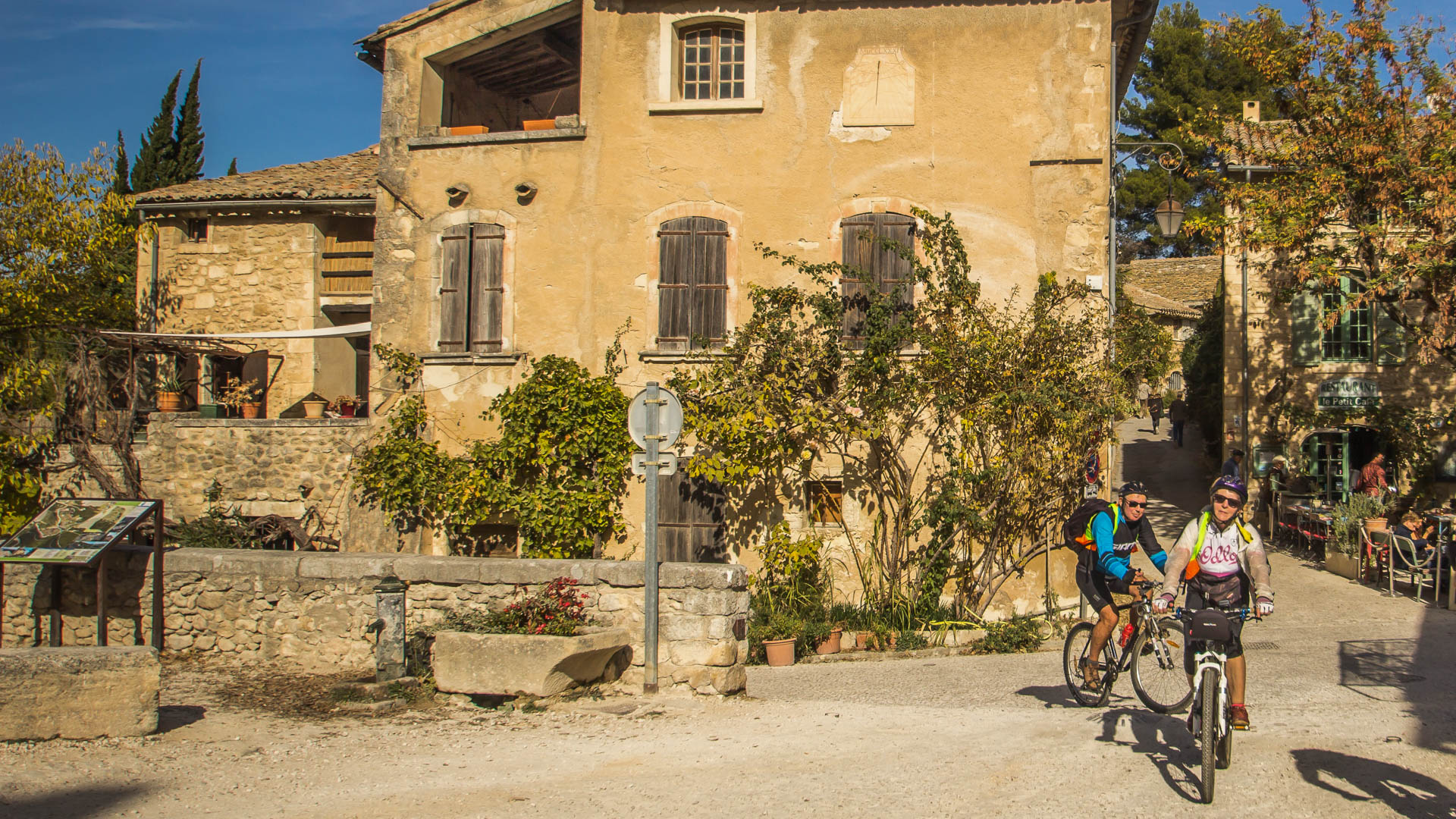 2 vélos traversent un village du Luberon