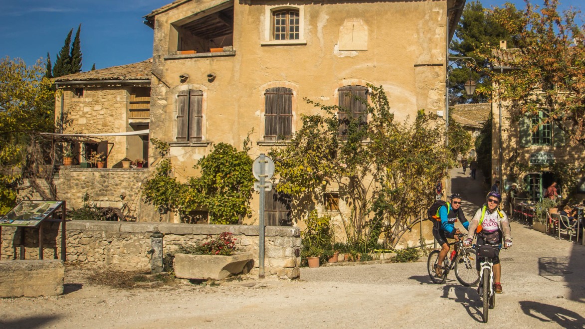 2 vélos traversent un village du Luberon