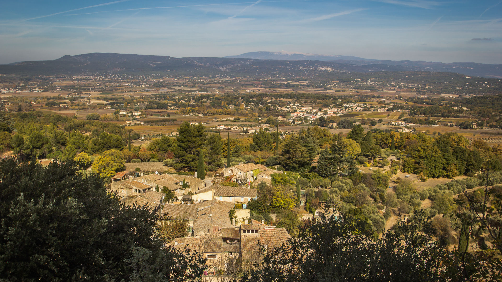 paysage du Luberon, au fond le Mont Ventoux