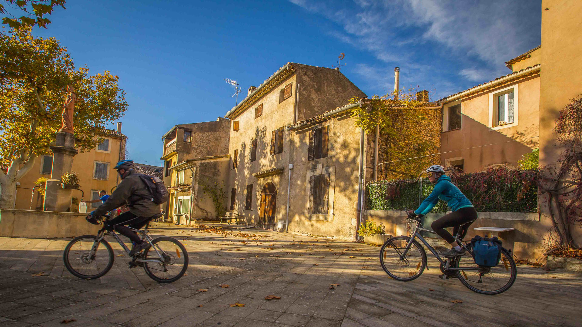 vélos traversant un village du Luberon
