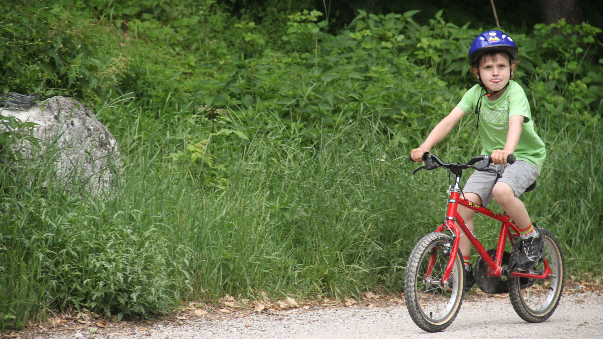 enfant à vélo dans la Drôme