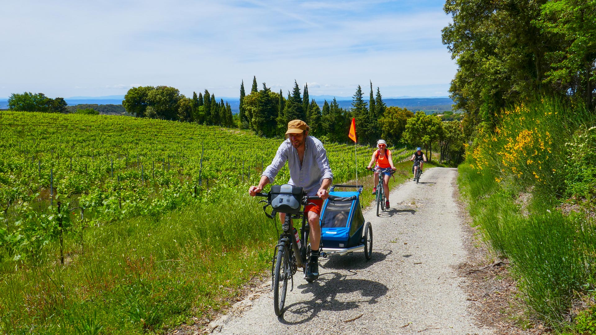 en famille à vélo sur les petites routes de la Drôme provençale