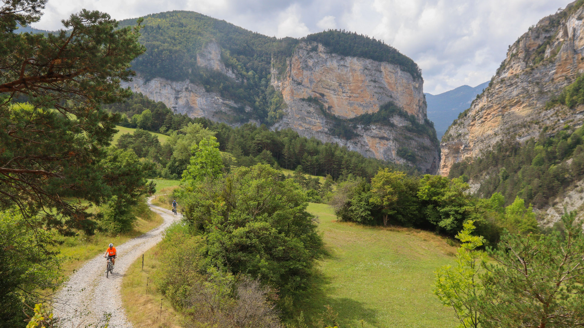 à vélo électrique au sortir des gorges des Ghats dans le Diois