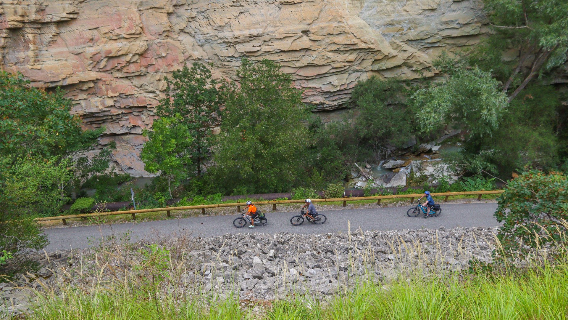 défilé dans les gorges des Ghats, 3 vélos passent