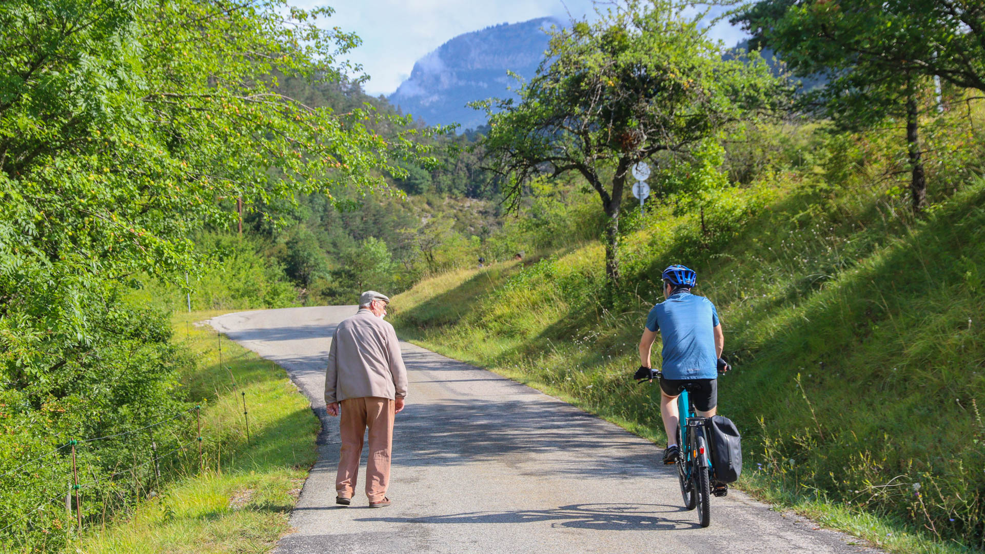 un vacancier à vélo sur les paisibles routes de la Drôme