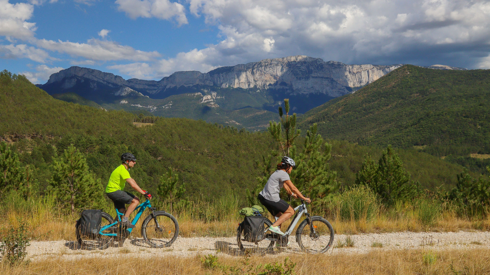 2 vélos électriques devant la montagne de Glandasse en Drôme