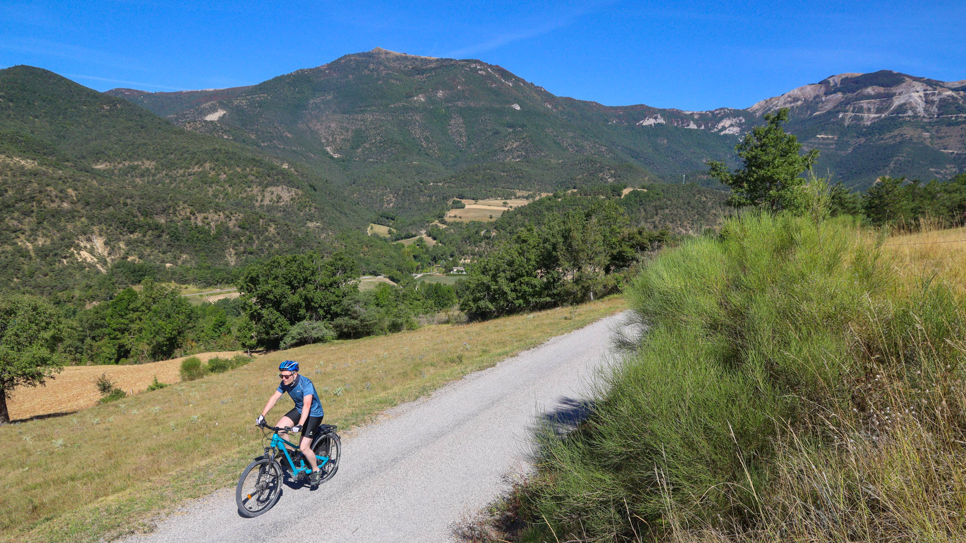 à vélo électrique sur les petites routes de la Drôme