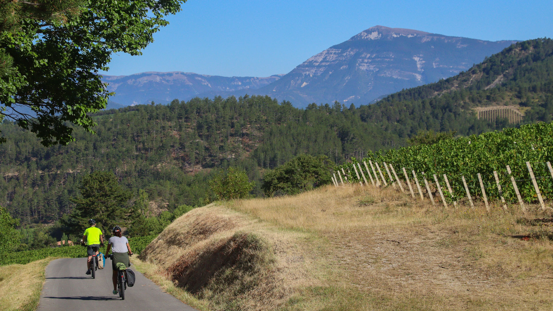 à vélo sur les petites routes tranquilles au pied du Vercors