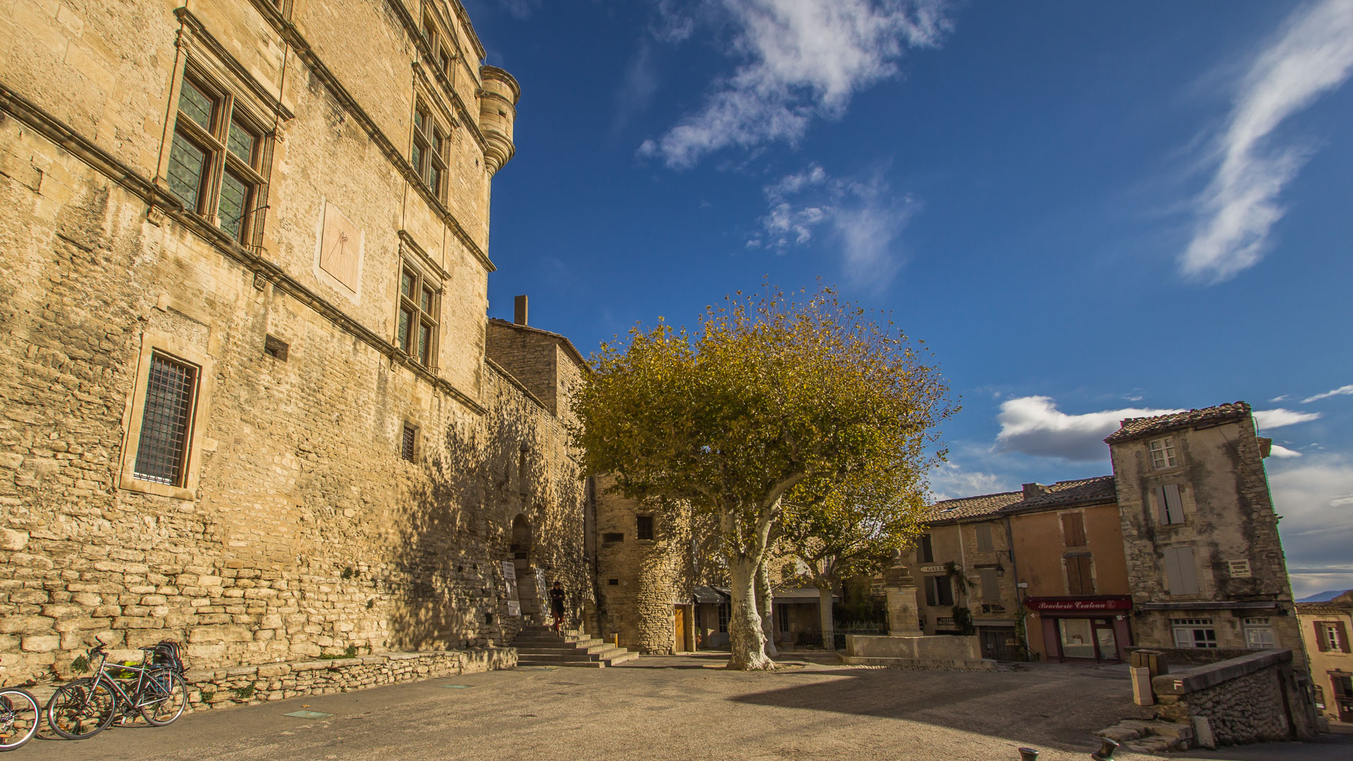 place de village en Provence dans le Luberon