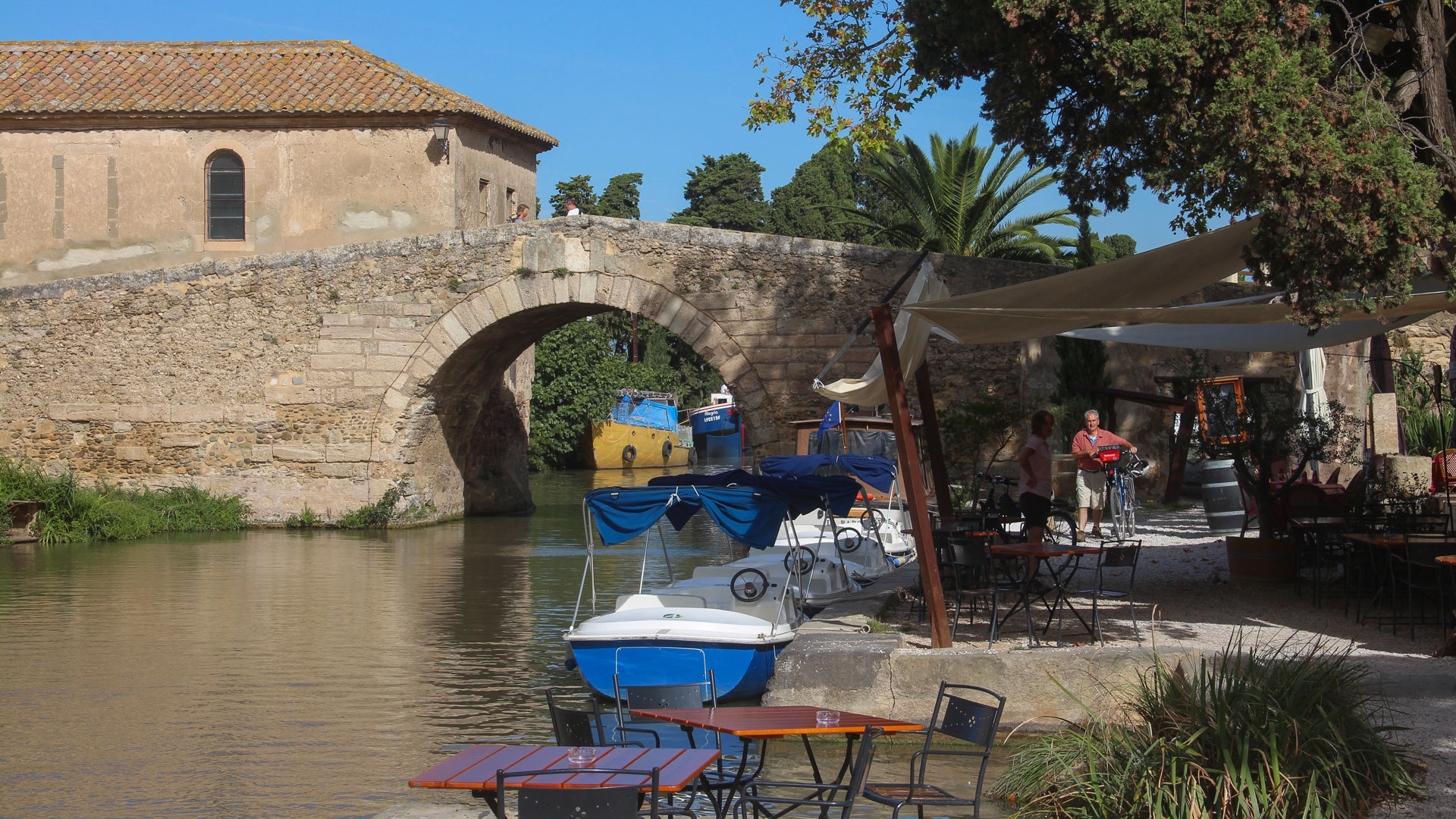 une terrasse, jolie halte cycliste entre Toulouse et Sète