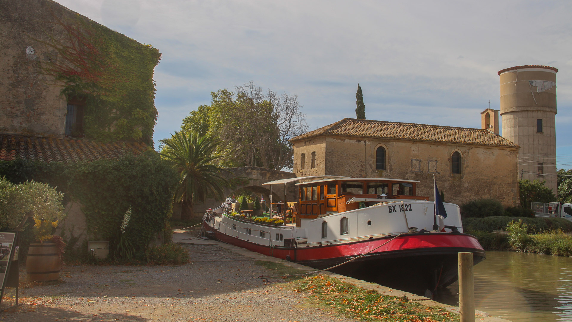 une belle péniche habitée à quai sur le canal du midi