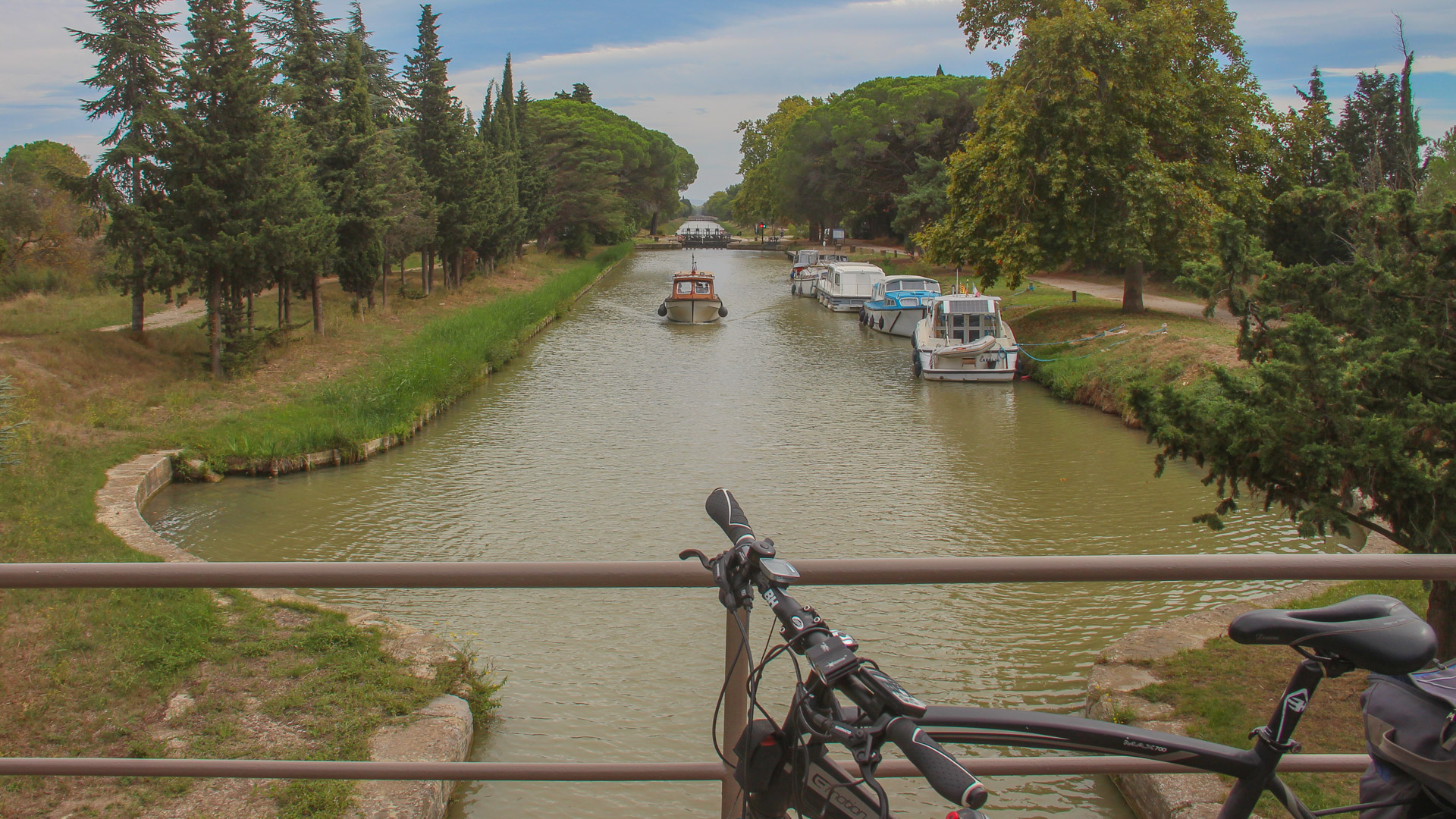 à vélo, vue sur une écluse sur le canal du midi