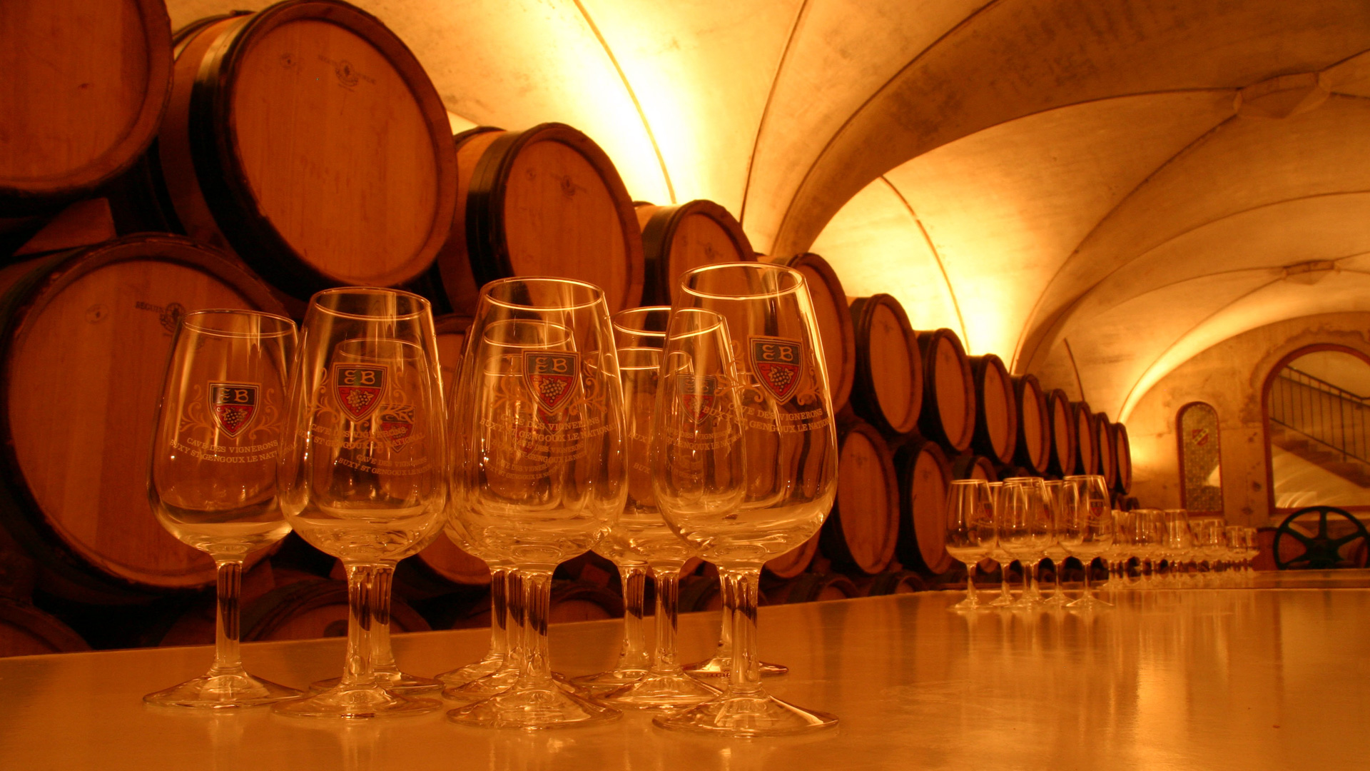 verres et tonneaux, dégustation de vins de Bourgogne