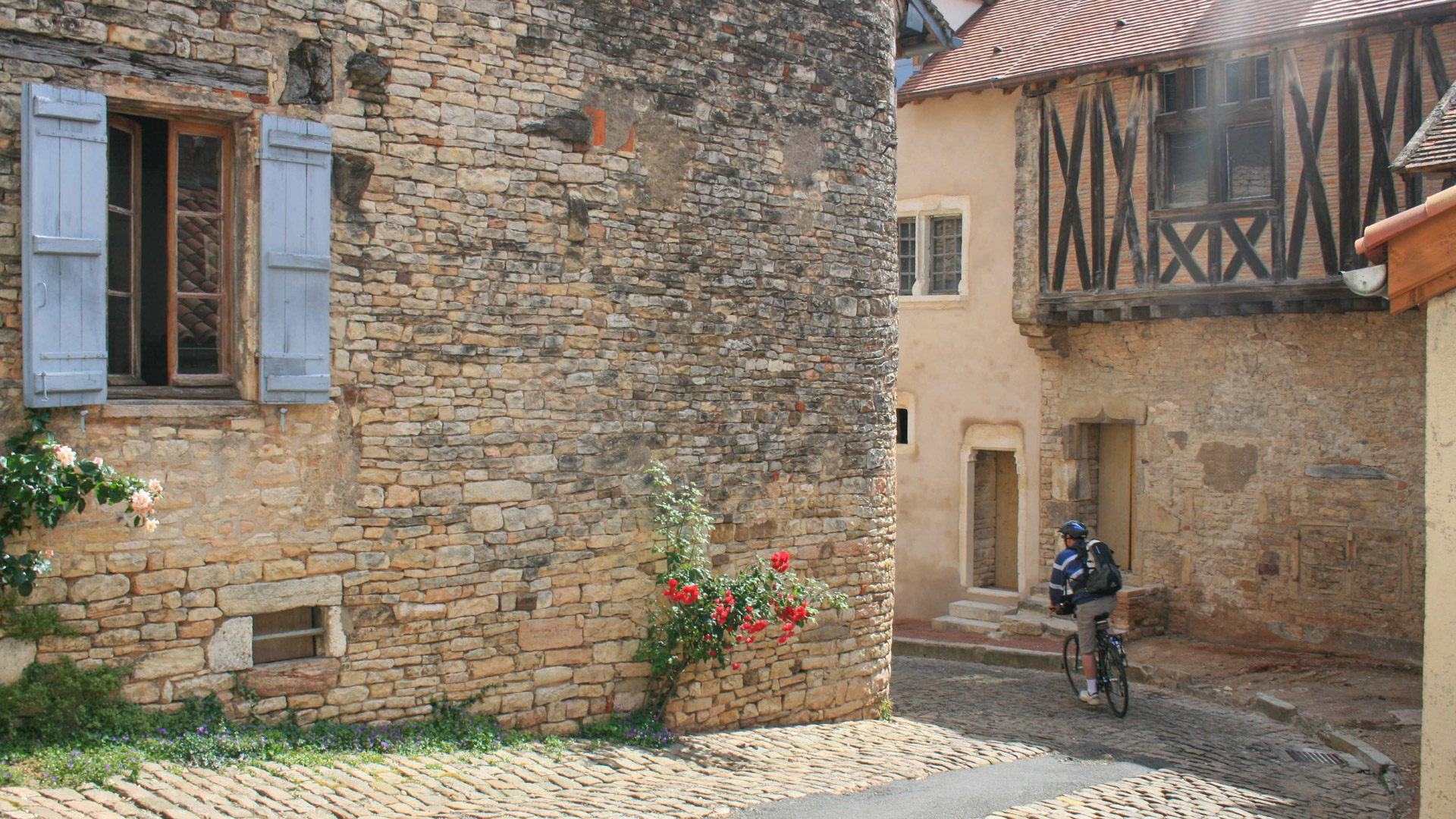 cycliste dans une rue pavée en Bourgogne