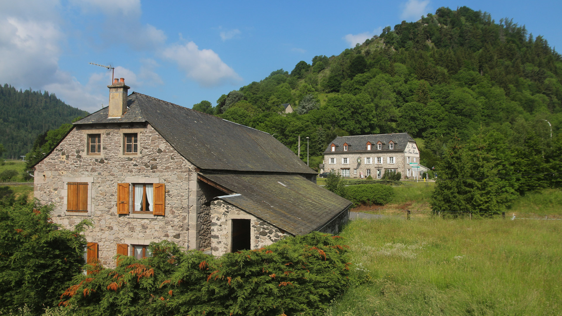2 maisons de pierre typiques de l'Auvergne