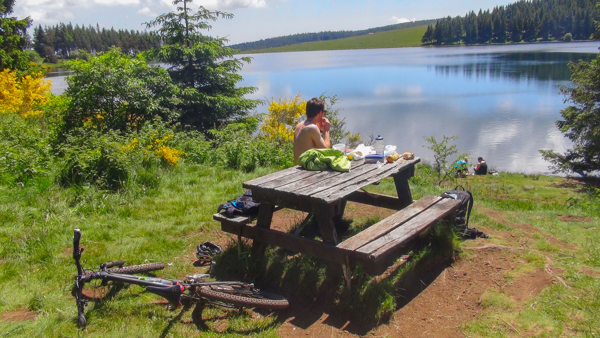 pause vélo et pique-nique au bord d'un lac