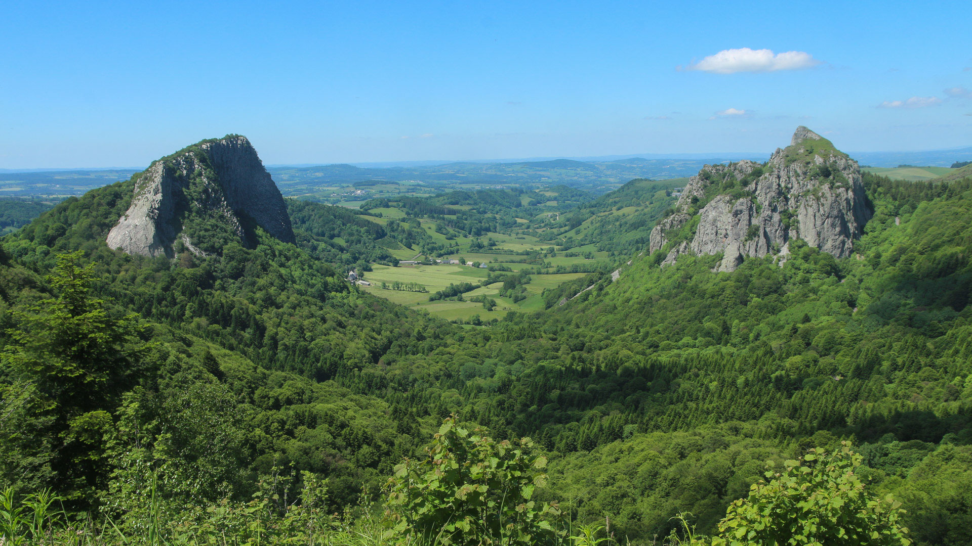 paysage d'Auvergne avec ses 2 cônes volcaniques