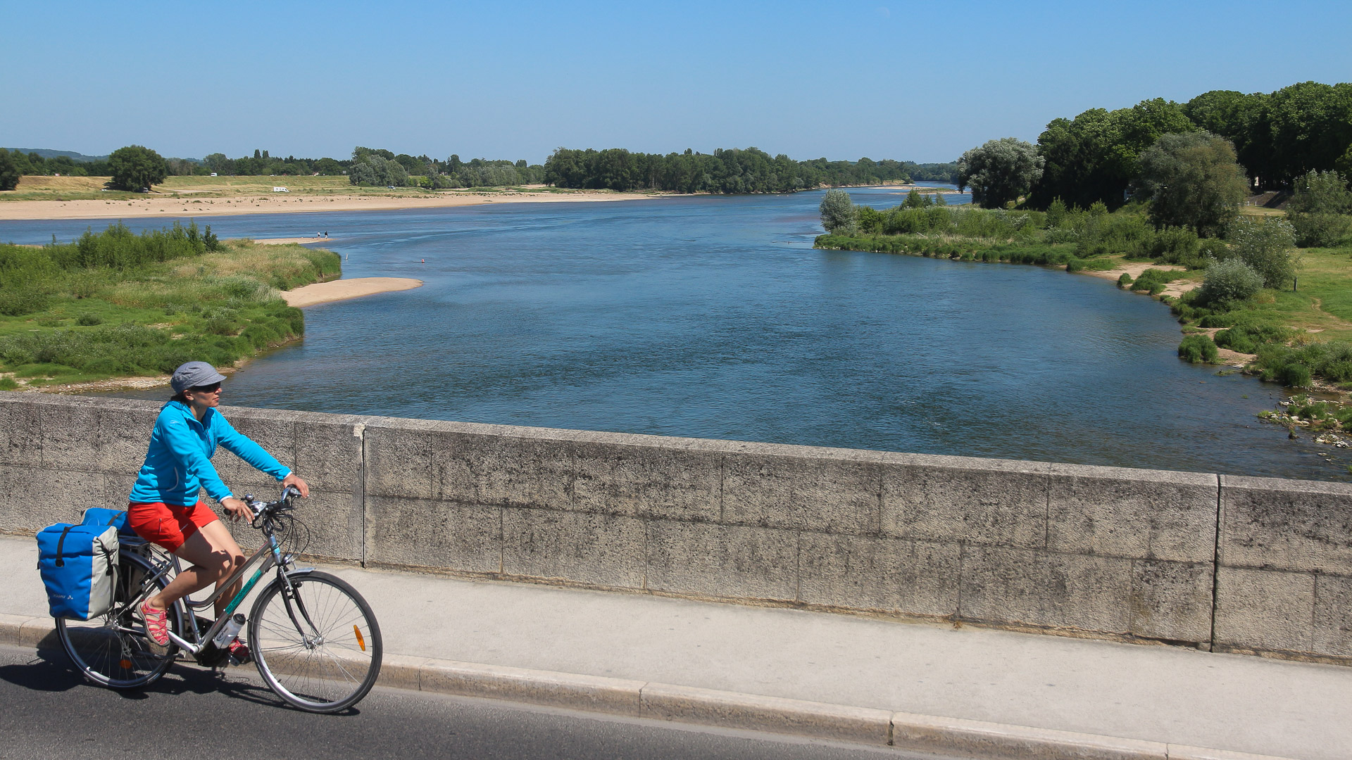 un pont permet de franchir la Loire à vélo