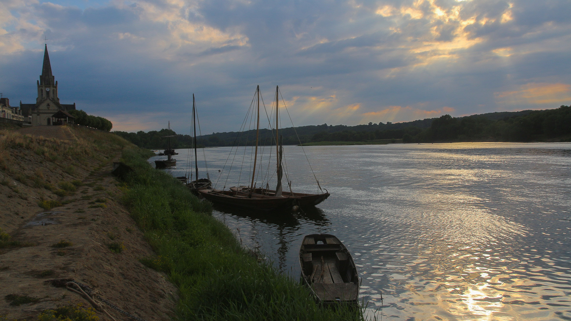 le petit port de Bréhémont en bord de Loire