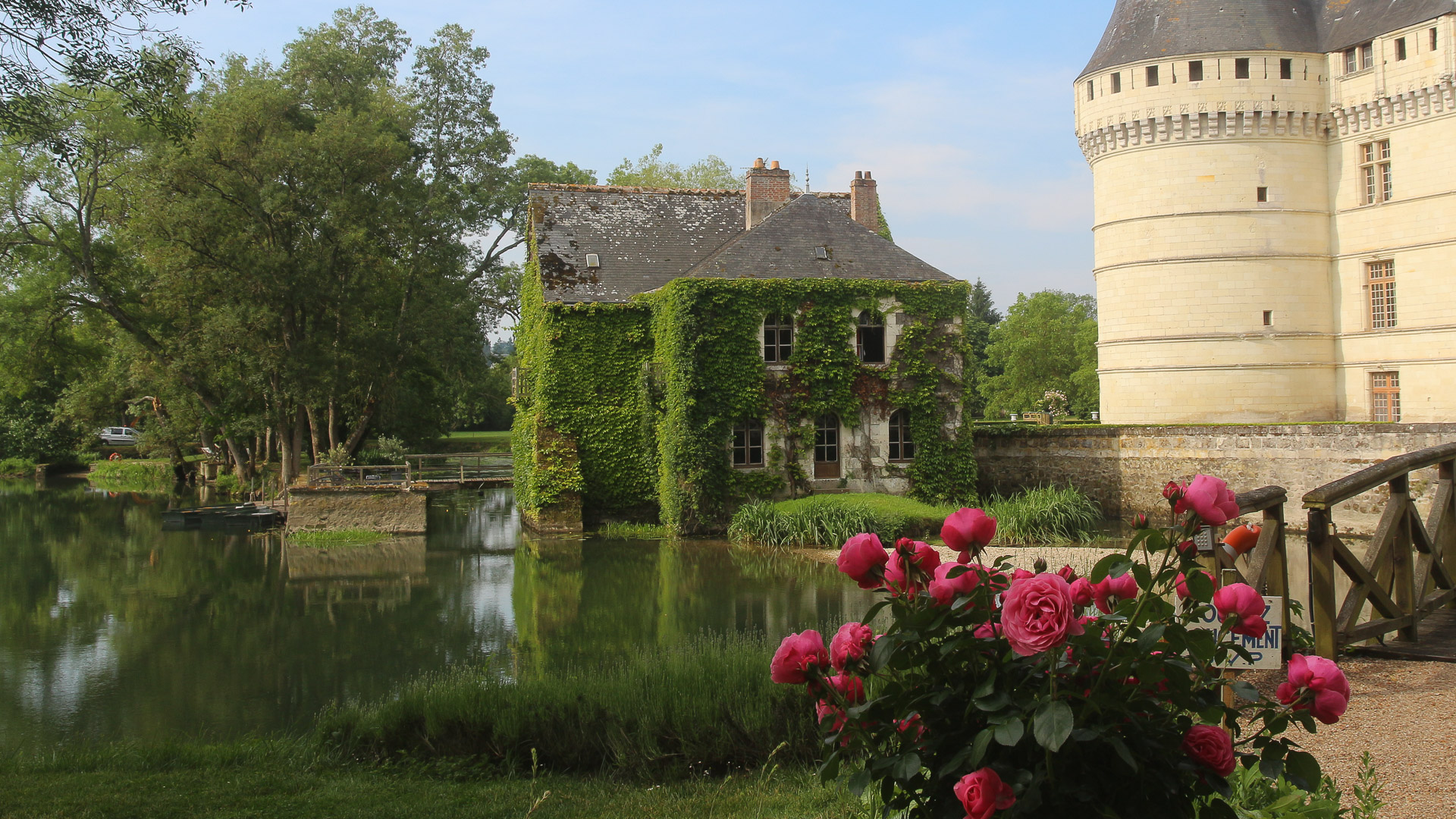 l'entrée bucolique d'un château dans la Loire