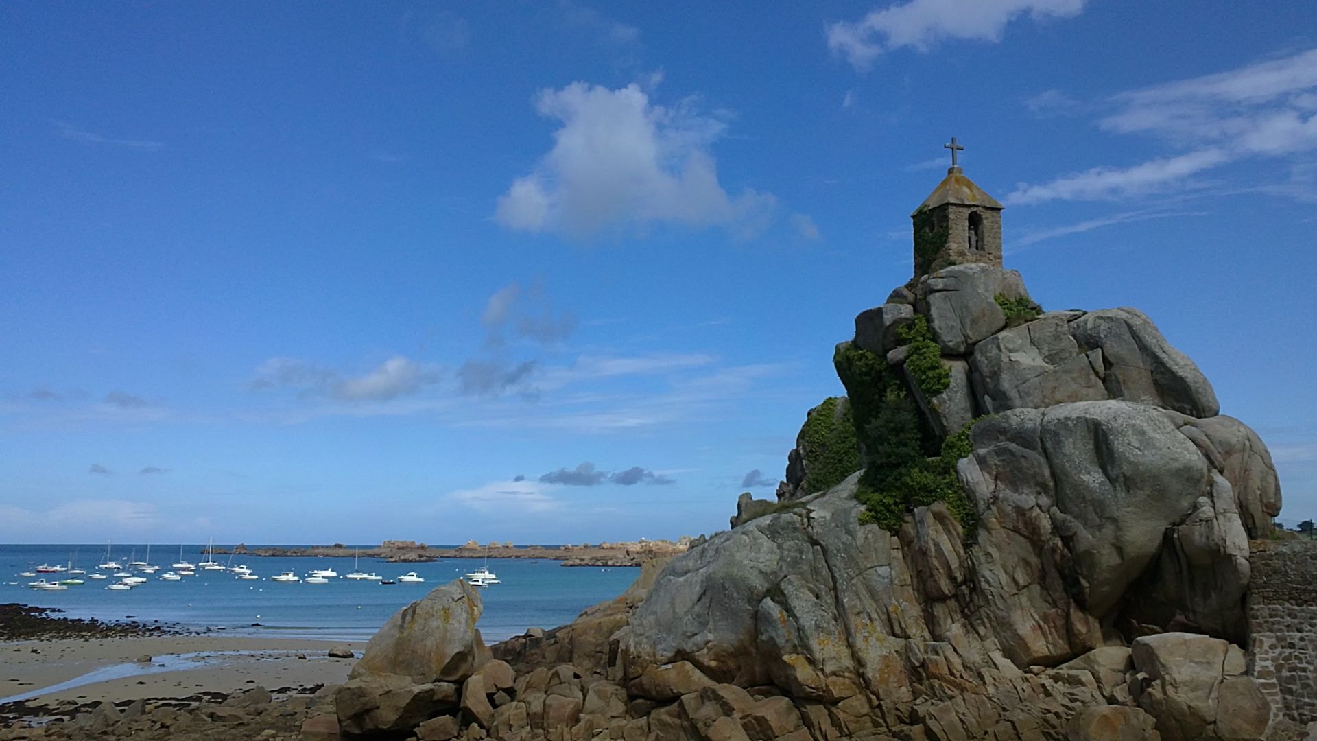 le rocher de la Sentinelle et la chapelle Notre-Dame de Port-Blanc, sur la côte bretonne