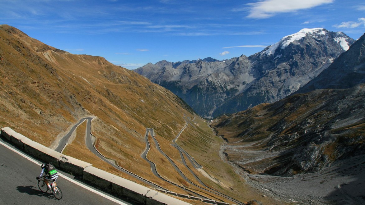 vue plongeante sur le col du Stelvio et ses nombreux lacets, avec le glacier de l'Ortles en toile de fond