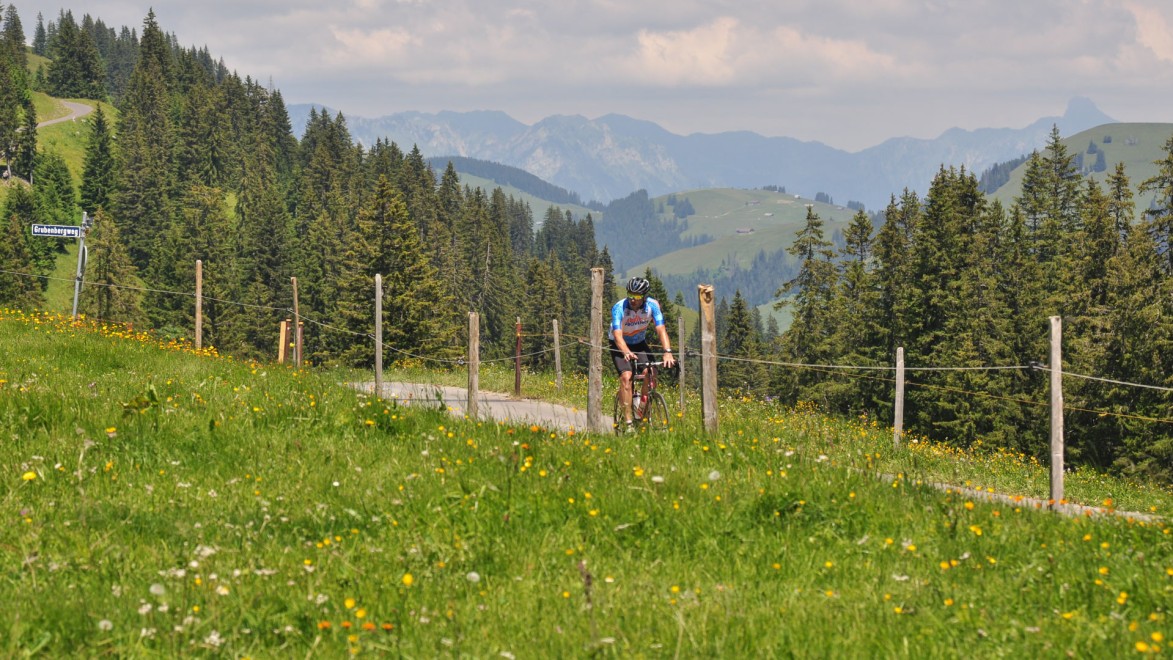 Cyclistye dans les alpages de Grubenberg weg dans les Alpes Autrichiennes