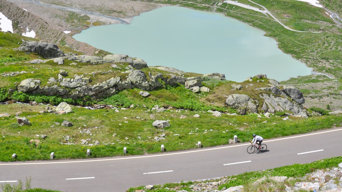 cycliste passe à coté du lago della Piazza dans les alpes italiennes